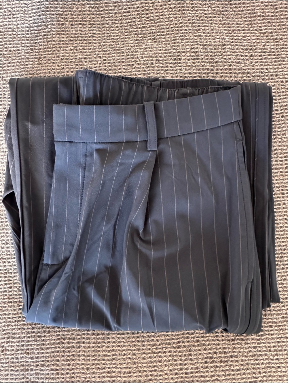Vuori Villa Trouser Pant in Navy Pinstripe sz M (Regular)